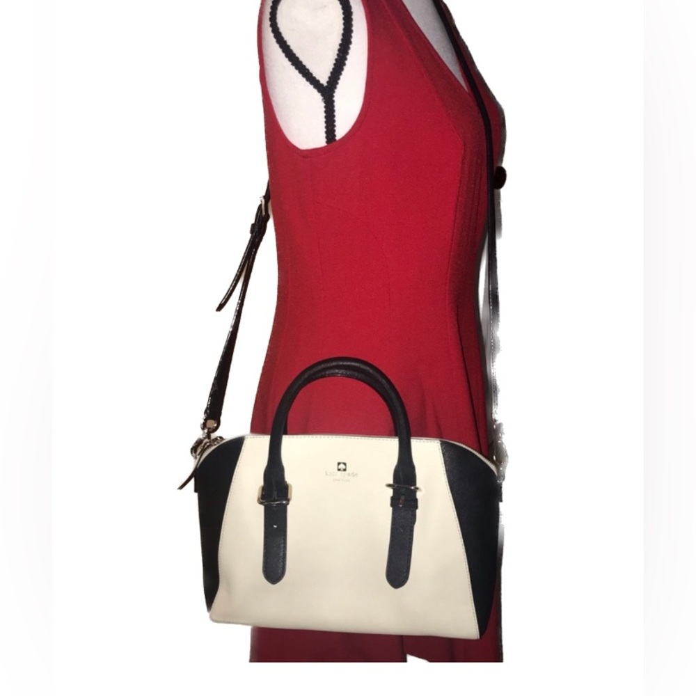 ♠️♠️ Authentic- Kate spade ♠️ hand bag , or crossbody have a long strap.